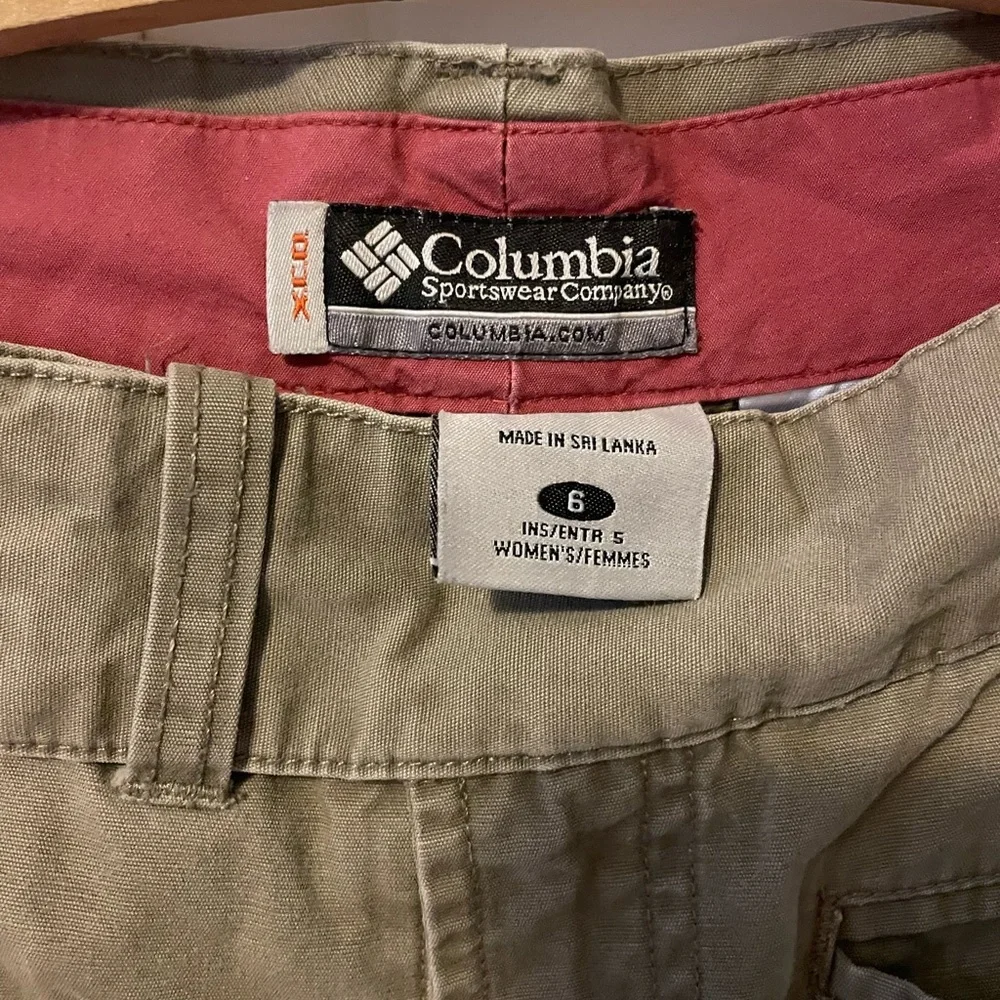 High waisted Columbia Hiking Shorts - Picture 2 of 3